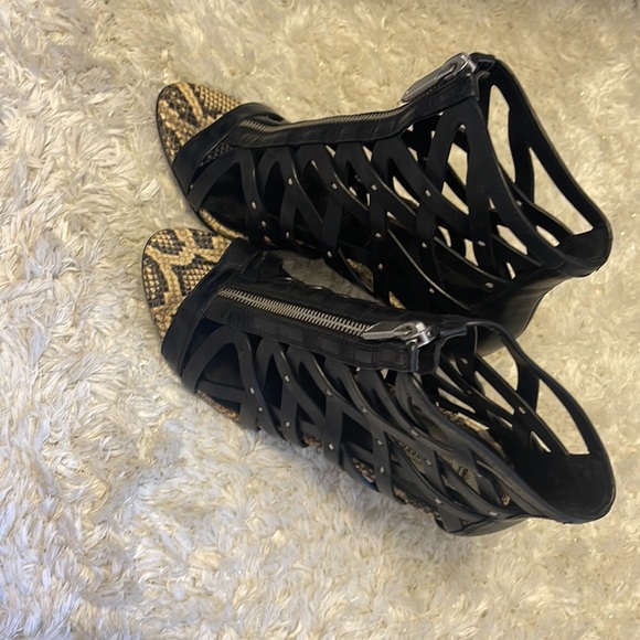 NWOT BCBGMAXAZRIA Black Leather Elena Gladiator Sandals. - Picture 2 of 7